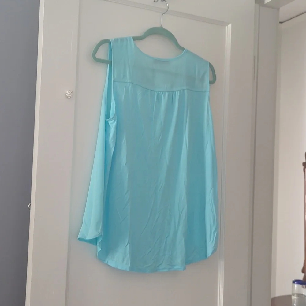 Sky blue top - Picture 3 of 3